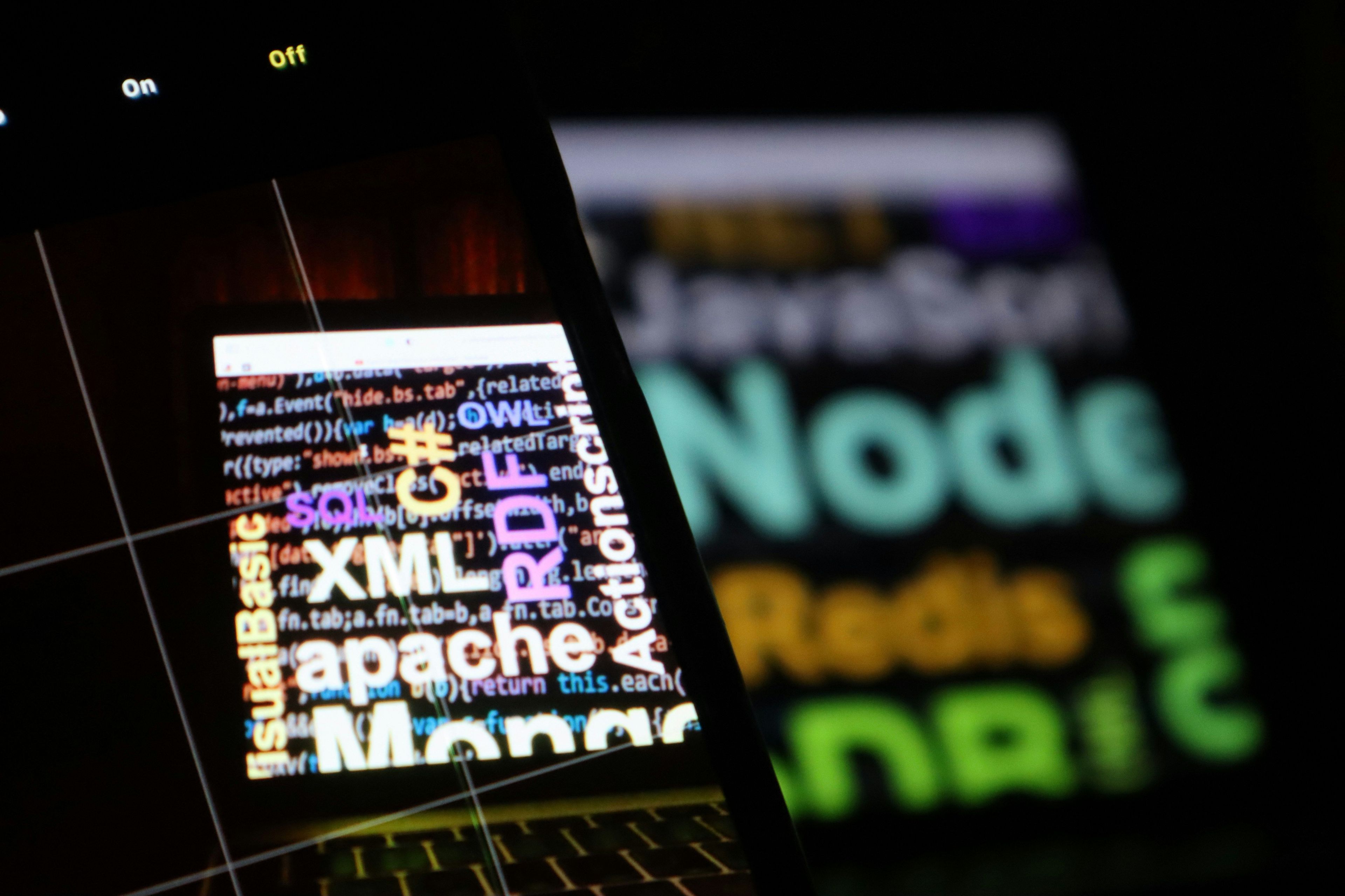 Ein Bild mit den Begriffen Node und XML und einem Computer-Monitor darauf